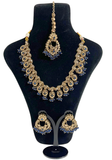 Parure indienne Kajol Bleu marine et dorée avec collier boucles et maang tikka portée