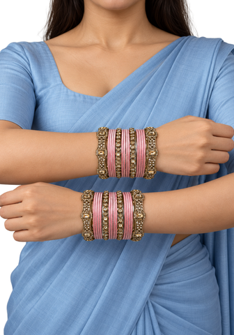 Bracelets indiens Aarya rose poudré pour les deux mains avec pierres et détails dorés.