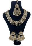 Parure Mahima ivoire portée avec collier boucles et bijou de tête