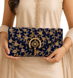 Femme portant une pochette de soirée bleu royal brodée