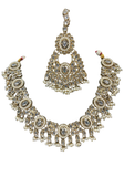 Parure Mahima ivoire portée avec collier boucles et bijou de tête