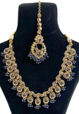 Parure indienne Kajol Bleu marine et dorée avec collier boucles et maang tikka portée