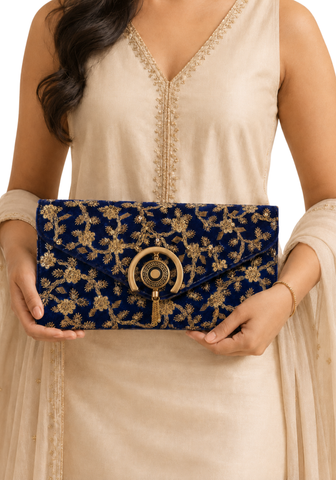 Femme portant une pochette de soirée bleu royal brodée