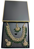 Parure indienne Roshni Émeraude avec collier boucles tikka et coffret