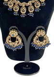 Parure indienne Kajol Bleu marine et dorée avec collier boucles et maang tikka portée