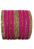 Bracelets indiens Zoya fuchsia et doré pour les deux poignets.