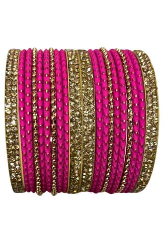 Bracelets indiens Zoya fuchsia et doré pour les deux poignets.