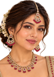 Parure indienne Kajol Rose Fuchsia et dorée avec collier boucles et maang tikka portée