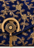 Fermoir circulaire doré et broderies de la pochette Neelam