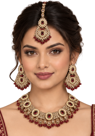 Parure Mahima rouge bordeaux portée avec collier boucles et bijou de tête