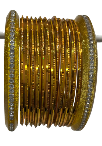 Bracelets Kiyana Doré Étincelant – lot de 14 bangles indiens dorés décorés de paillettes et strass scintillants.