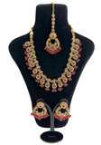 Parure indienne Kajol Rose Fuchsia et dorée avec collier boucles et maang tikka portée