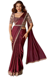 Sari Nagma bordeaux en soie satin avec broderies sequins et pierres – modèle porté avec bustier cousu et ceinture brodée – style mariage et soirée