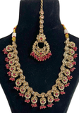 Parure indienne Kajol Rose Fuchsia et dorée avec collier boucles et maang tikka portée
