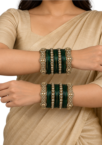 Bracelets indiens Aarya Vert bouteille pour les deux mains avec pierres et détails dorés.