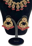Parure indienne Kajol Rose Fuchsia et dorée avec collier boucles et maang tikka portée