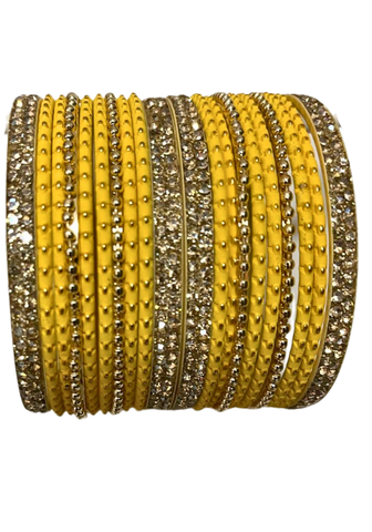 Bracelets indiens jaunes et dorés Zoya avec détails scintillants.