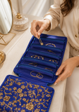 Intérieur de la pochette à bijoux avec six compartiments zippés