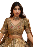 Lehenga de mariée Zoya vert olive et doré en soie Banarasi