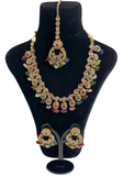 Parure indienne Kajol Multicolores et dorée avec collier boucles et maang tikka portée