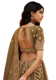 Lehenga de mariée Zoya vert olive et doré en soie Banarasi