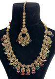 Parure indienne Kajol Multicolores et dorée avec collier boucles et maang tikka portée
