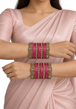 Bracelets indiens Aarya Rose Fuchsia pour les deux mains avec pierres et détails dorés.