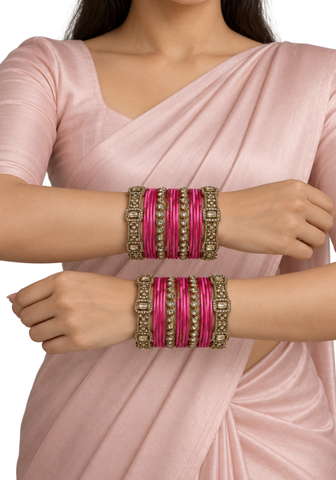 Bracelets indiens Aarya Rose Fuchsia pour les deux mains avec pierres et détails dorés.