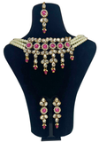 Parure indienne Priyana Rose – collier perles blanches et pierres roses avec boucles et tikka mariage.