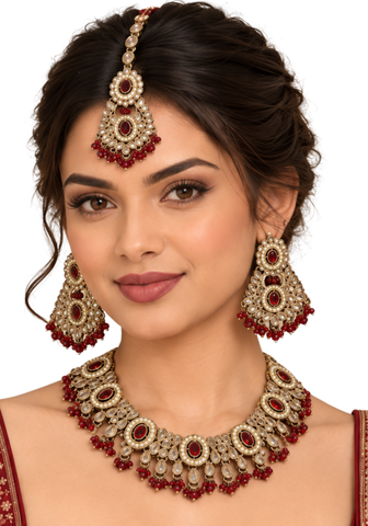Parure Mahima rouge bordeaux portée avec collier boucles et bijou de tête
