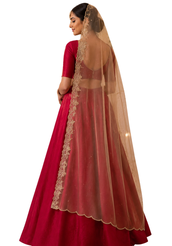 Voile de mariée indien champagne doré porté sur une tenue rouge