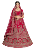 Lehenga mariée Padmavati rose framboise brodé doré porté par un mannequin