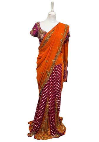 Sari Firdaus – vue complète face, sari orange et prune brodé