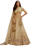 Matching couple mariage indien Ivana et Aviraj en lehenga mariée ivoire doré et sherwani homme beige