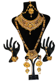 Parure de mariée indienne 7 pièces dorée avec pierres kundan – collier, long collier, boucles d’oreilles, tikka et bracelets haath phool — Narkis Fashion