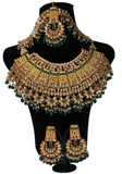 Parure Mariage Raaniya – collier doré et vert émeraude avec boucles d’oreilles et tikka assortis.