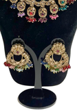 Parure indienne Kajol Multicolores et dorée avec collier boucles et maang tikka portée