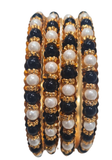 Bracelets Meena Noir & Perle – lot de 4 bangles dorés décorés de perles noires et blanches raffinées.