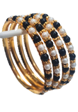 Bracelets Meena Noir & Perle – lot de 4 bangles dorés décorés de perles noires et blanches raffinées.