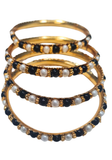 Bracelets Meena Noir & Perle – lot de 4 bangles dorés décorés de perles noires et blanches raffinées.