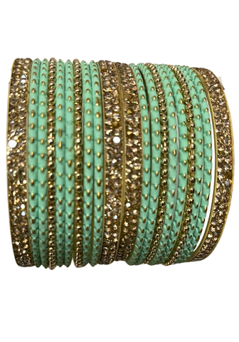 Bracelets indiens vert menthe et doré Zoya pour les deux poignets.