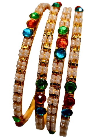 Bracelets Kavya multicolores & perles – lot de 4 bangles dorés décorés de pierres rouges, vertes et bleues et de perles ivoire.