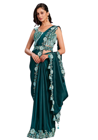 Sari turquoise Mehal moderne en satin brodé avec pampilles – prêt-à-porter chic.