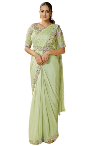Sari vert pistache Arunika en satin avec broderies pastel – prêt-à-porter chic mariage.
