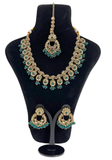 Parure indienne Kajol Vert Canard et dorée avec collier boucles et maang tikka portée