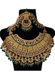 Parure indienne Raaniya doré et vert – bijou de mariée royal orné de pierres et perles.