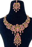 Parure Elira indienne doré et rose – collier, boucles et tikka mariage.