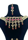 Parure indienne Priyana Rose – collier perles blanches et pierres roses avec boucles et tikka mariage.