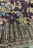 Gros plan sur la bordure brodée dorée avec sequins du Lehenga Hayana.