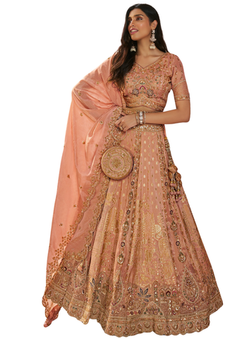 Lehenga de mariée Inaya rose pêche et doré en soie Banarasi